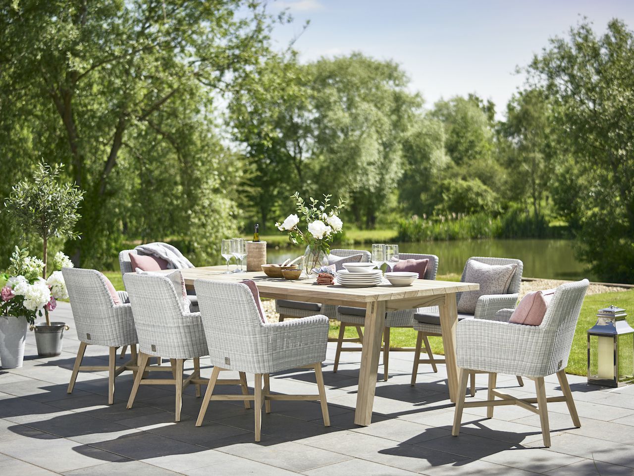 Derby teak outdoor dining table with Lisboa Ice chairs